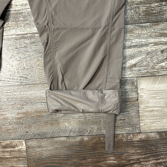 The North Face Women’s Tan Convertible Cargo Pants Size 14 - Picture 2 of 12